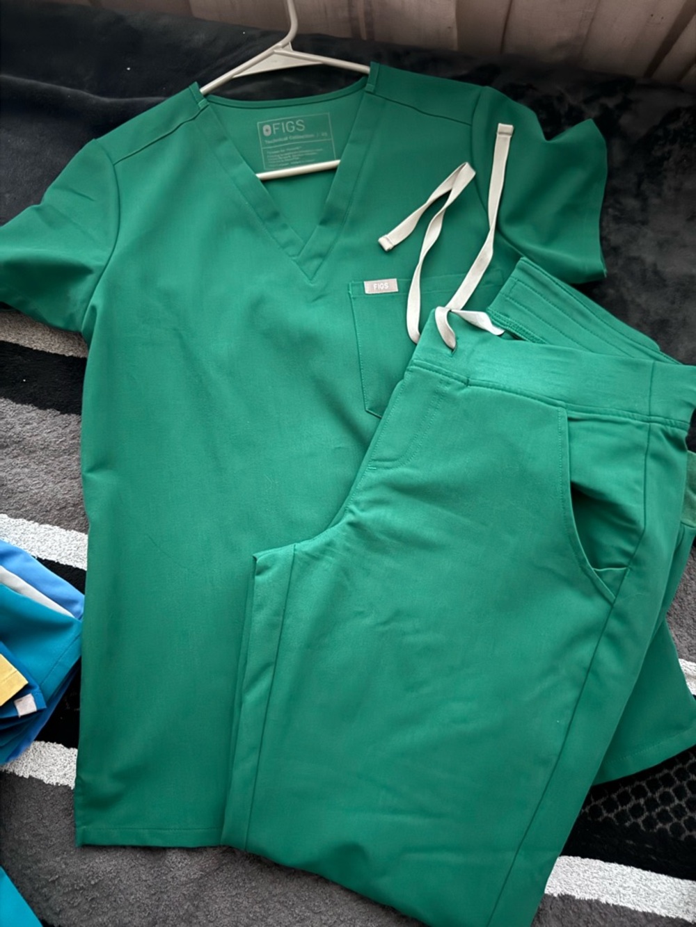 FIGS Classic Xsmall Catarina top and Small regular joggers in Hunter Green